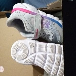 Children under armour athletic shoes size 6. worn a few x. Very good condition.